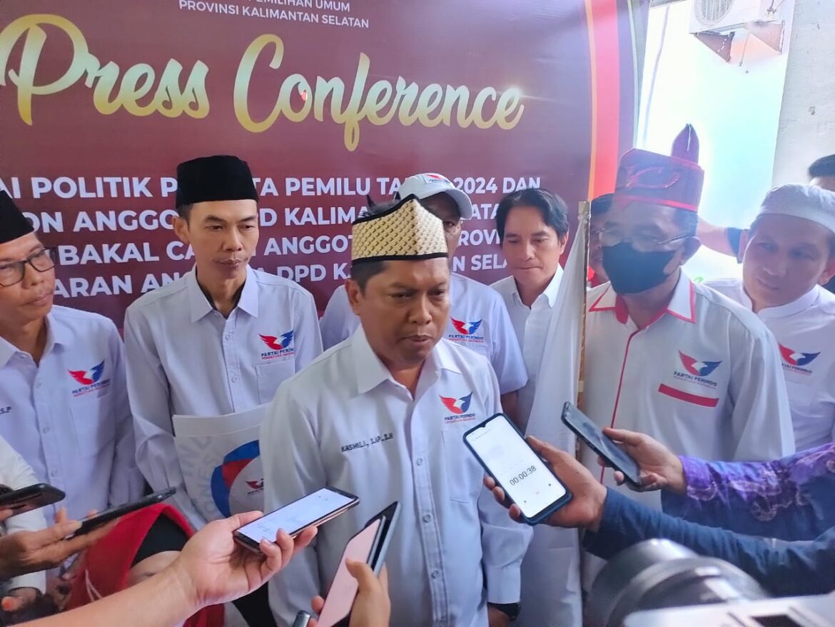 Ketua DPD Perindo Provinsi Kalsel Kasmili, SAP, SH menyampaikan keterangan pers usai penyerahan berkas bacaleg yang diterima KPU Kalsel.(foto : sophan/brt)