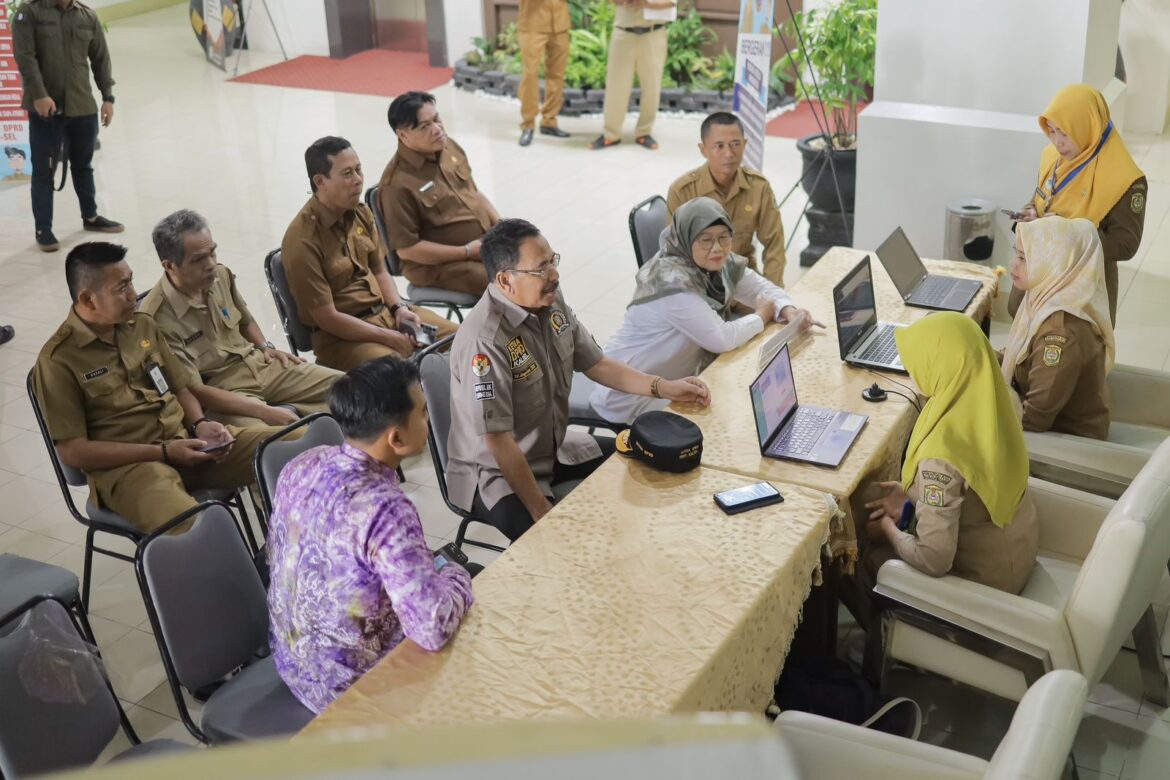Ketua DPRD Provinsi Kalsel DR (HC) H Supian HK SH MH yang mengawali tata cara pembuatan e-KTP atau KTP Digital didampingi Ketua Komisi I DPRD Provinsi Kalsel Dra Hj Rahmah Norlias.(foto : humasdprdkalsel)