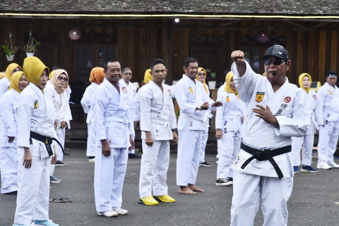Gubernur Kalsel , H Sahbirin Noor atau Paman Birin memimpin secara langsung latihan karate jajaran dinas pendidikan setempat. (Foto adpim/brt)