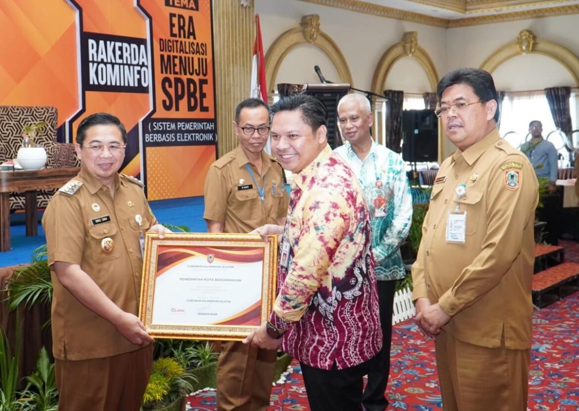 Penghargaan Tindaklanjut LAPOR diberikan Sekda Provinsi Kalsel, Roy Rizali kepada Walikota Banjarmasin, Ibnu Sina.