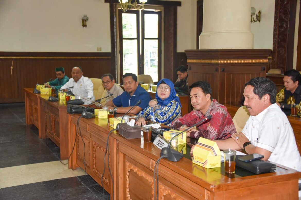 Rombongan Komisi III DPRD Provinsi Kalsel melaksanakan studi banding pengelolaan sampah dan limbah B3 ke DPRD Provinsi DI Yogyakarta.(foto : humasdprdkalsel)