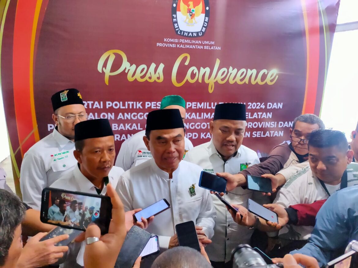 Ketua DPW PKB Provinsi Kalsel dr HM Zairullah Azhar menyampaikan keterangan pers usai penyerahan berkas bacaleg yang diterima KPU Kalsel.(foto : sophan/brt)