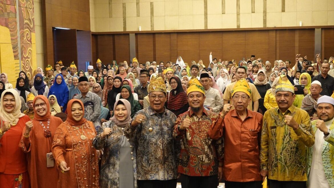 Gubernur Kalimantan Selatan Sahbirin Noor bersama Hj Raudatul Jannah Sahbirin, Gubernur Sulawesi Selatan Andi Sudirman Sulaiman, Ketua DPRD Supian HK pada acara Halal Bihalal Kerukunan Bubuhan Banjar (KBB) di Sulsel di Ball Room Seroja Wisma Kalla, Makassar, Ahad (28/5/2023) pagi.(foto: biro adpim)