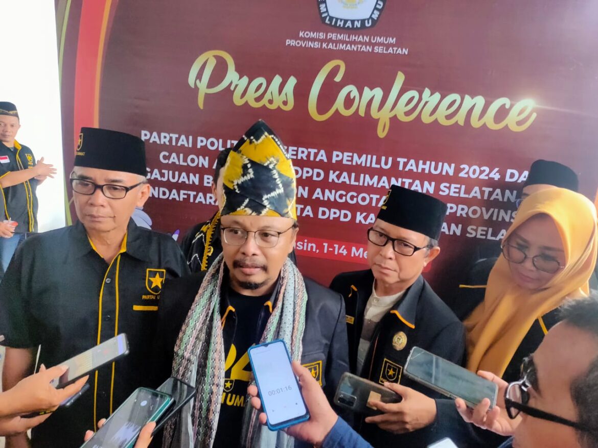 Ketua DPW Partai Ummat Provinsi Kalsel Soegeng Soesanto menyampaikan keterangan pers usai penyerahan berkas bacaleg yang diterima KPU Kalsel.(foto : sophan/brt)
