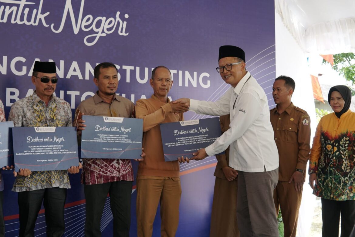 Penyerahan bantuan Program Sosial Bank Indonesia (PSBI) di Kantor Kecamatan Tabunganen (foto:ist)
