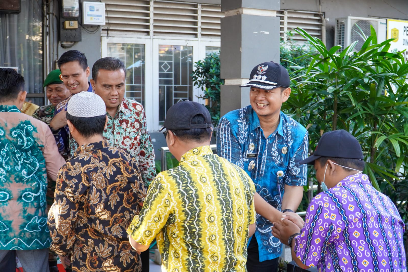 Halal bihalal usai upacara di Kantor Kecamatan Banjarmasin Barat.