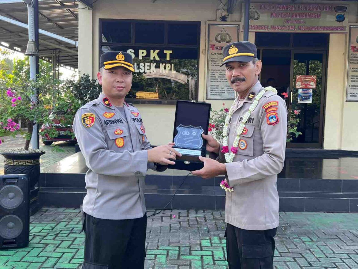 PURNA TUGAS-Kapolsek KPL Banjarmasin Kompol Aryansyah secara simbolis menyerahkan tanda penghargaan dan cindera mata kepada Iptu Mursid selaku Wakapolsek KPL yang memasuki purna tugas, Rabu (31/05/2023). (foto:ist)