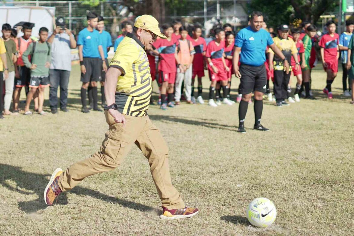 Kadispora Kalsel H Hermansyah melakukan tendangan pertama menandai Festival Sepakbola U-14 Piala Paman Birin Cup 2023, Minggu (28/5/2023) di Lapangan Sepakbola Kayutangi Banjarmasin. (foto: Tolah/brt)