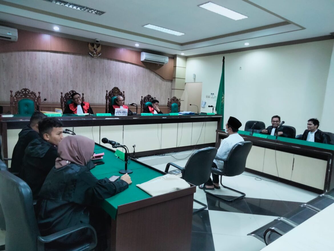 Mantan Waket Rektor Universitas Nahdatul Ulama (UNU) bidang kemahasiswaan Gambut Kabupaten Banjar, H Rif'atul Hidayat saat mengikuti sidang dengan agenda pembacaan tuntutan.
