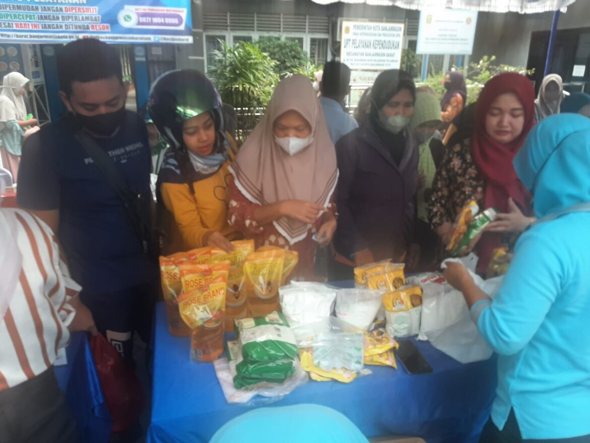 Pasar murah di Banjarmasin Barat sebagai upaya pengendalian inflasi di Banjarmasin.