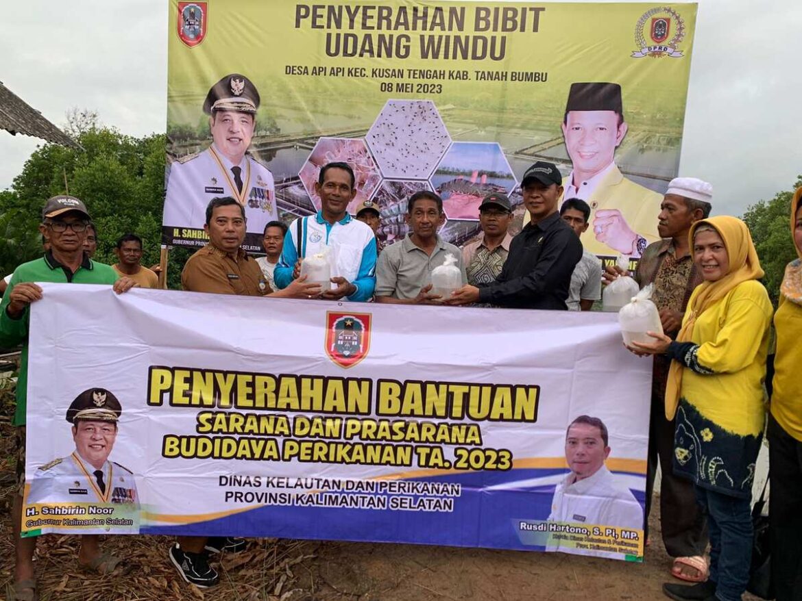 Wakil Ketua Komisi II DPRD Provinsi Kalsel Muhammad Yani Helmi didampingi Kepala Dinas Kelautan dan Perikanan Provinsi Kalsel Rusdi Hartono menyerahkan bantuan bibit Udang Windu kepada Pokdan Sahabatku di Desa Api Api Kecamatan Kusan Tengah Kabupaten Tanbu.(foto : ist)