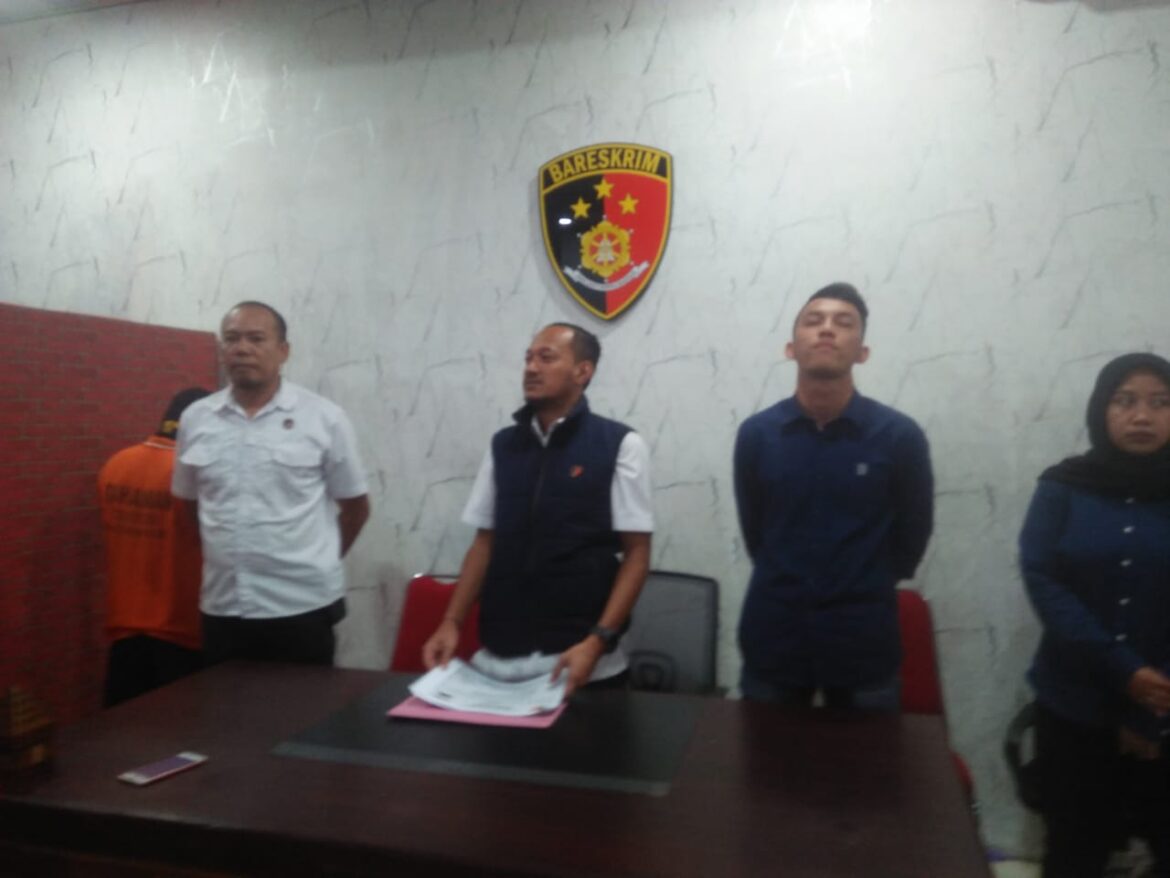 GELAR CABUL - Kasat Reskrim Polresta Banjarmasin Kompol Thomas Afrian saat menggelar pelaku persetubuhan berinisial I alias A ini tega mencabuli kedua anak kandung sendiri, Rabu (10/5/2023).