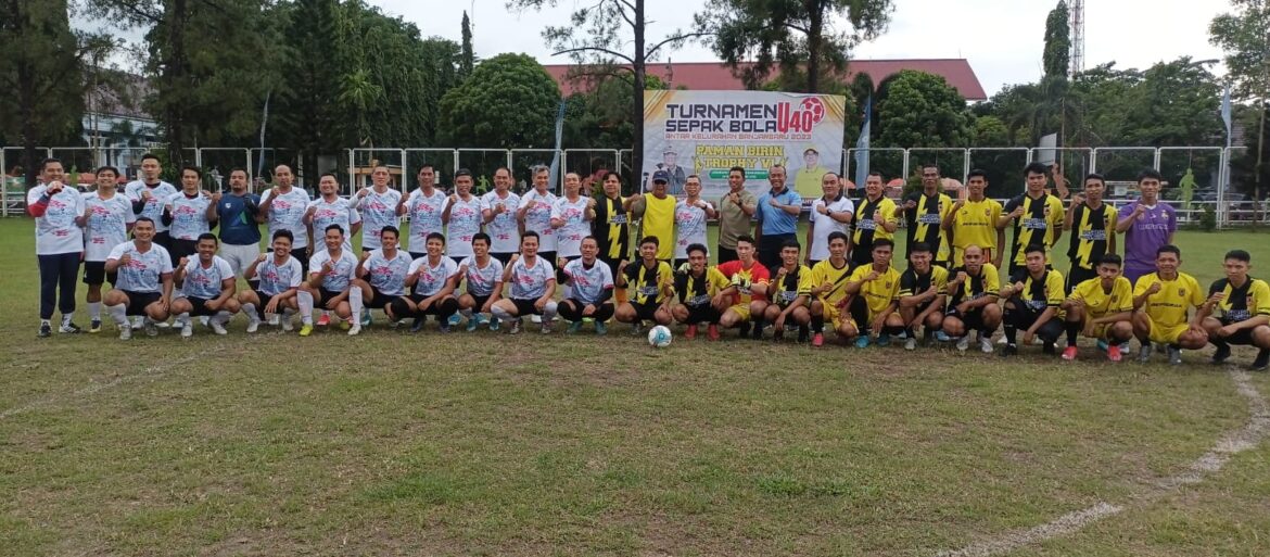 Tim Paman Birin dan Bank Kalsel saat melakulan laga eksibisi mengawali Turnamen Sepakbola U-40 antar Kecamatan Banjarbaru Tropy Paman Birin VI, Rabu (24/5/2023) sore di Lapangan Murjani Banjarbaru. (foto: Tolah/brt)