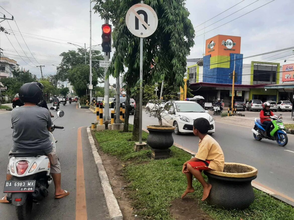 Anak jalanan masih marak berkeliaran di lampu merah di Kota Banjarmasin.