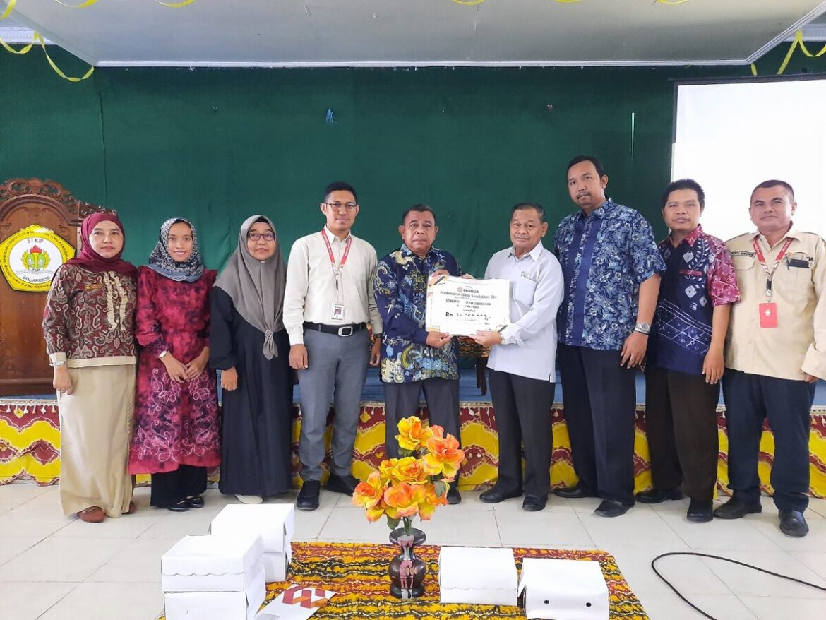 Penyerahan santunan asuransi mahasiswa STKIP PGRI Banjarmasin di kampus setempat, Rabu (31/5/2023).(foto : ist)