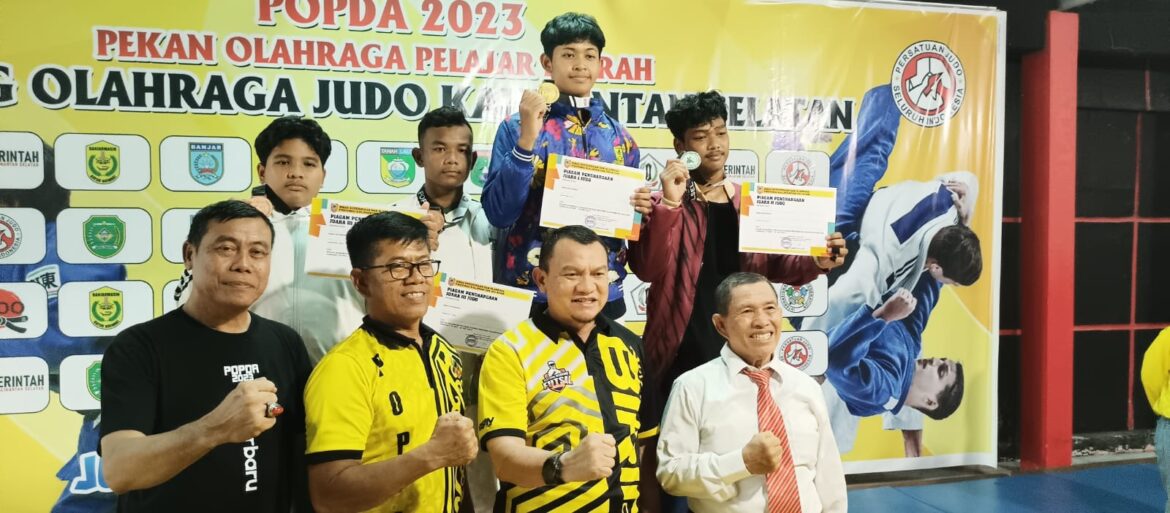 Pengalungan medali pada cabang olahraga judo Popda Kalsel yang dihadiri Kadispora Kalsel Hermansyah, Minggu (28/9/2023) di Gedung H Bambang Heri Purnama, Banjarmasin. (foto: Tolah/brt)