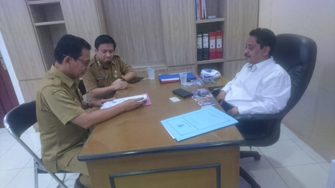 CEK BERKAS-Pihak Disdag Provinsi Kalsel saat mengecek berkas akta notaris dan NB serta NPWP kantor pengacara DR Fauzan Ramon SHMH sekaligus YLKIK yang dipimpinnya di kantor baru Jalan Pramuka Km 6 RT 11 No 9 Banjarmasin Timur, Senin (29/5/2023). (foto:sum/brt)   