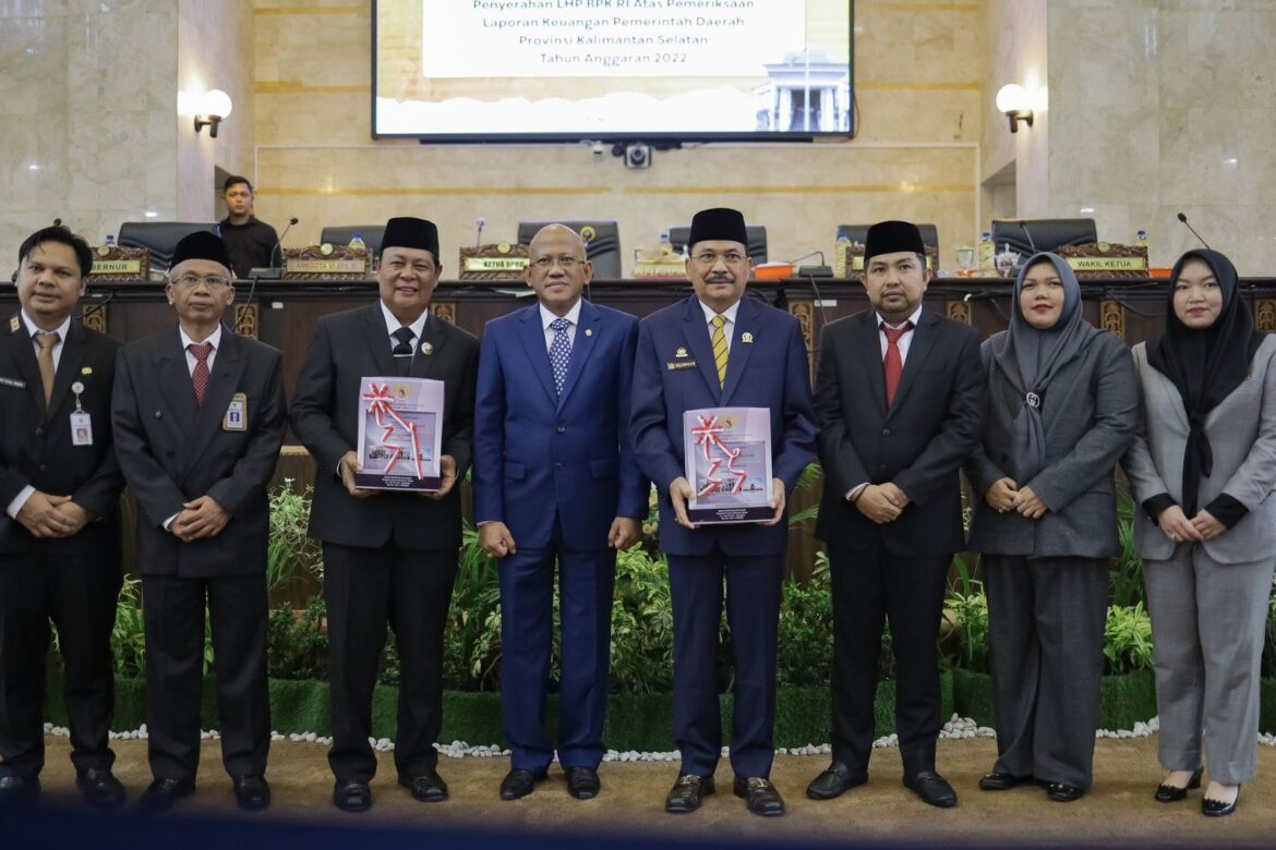 Anggota VI BPK RI Pius Lustrilanang foto bersama Gubernur Kalsel H Sahbirin Noor, Ketua DPRD Provinsi Kalsel DR (HC) H Supian HK, SH MH beserta wakilnya, Sekdaprov Kalsel Roy Rizali Anwar dan perwakilan BPK RI Provinsi Kalsel.(foto : humasdprdkalsel)