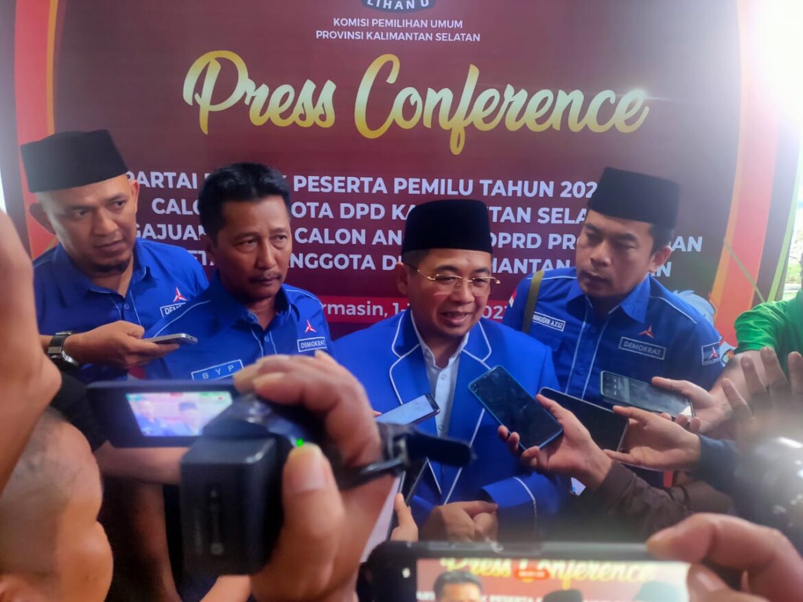 Ketua DPD Partai Demokrat Provinsi Kalsel H Ibnu Sina sampaikan keterangan pers usai penyerahan berkas bacaleg yang diterima KPU Kalsel.(foto : sophan/brt)