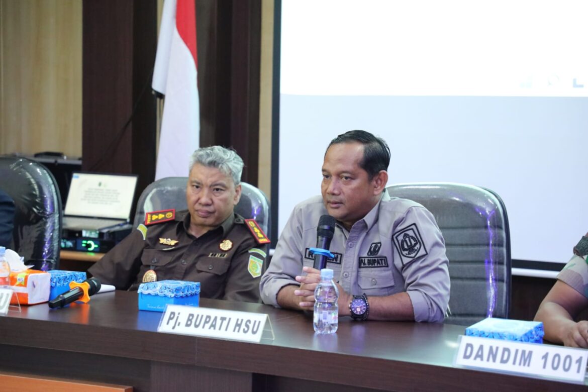 Pj Bupati HSU Raden Suria Fadliansyah, M.Pd membuka Rakor Pengendalian Inflasi di Aula Kejaksaan Negeri (Kejari) Kabupaten HSU.(foto : marfai/brt)