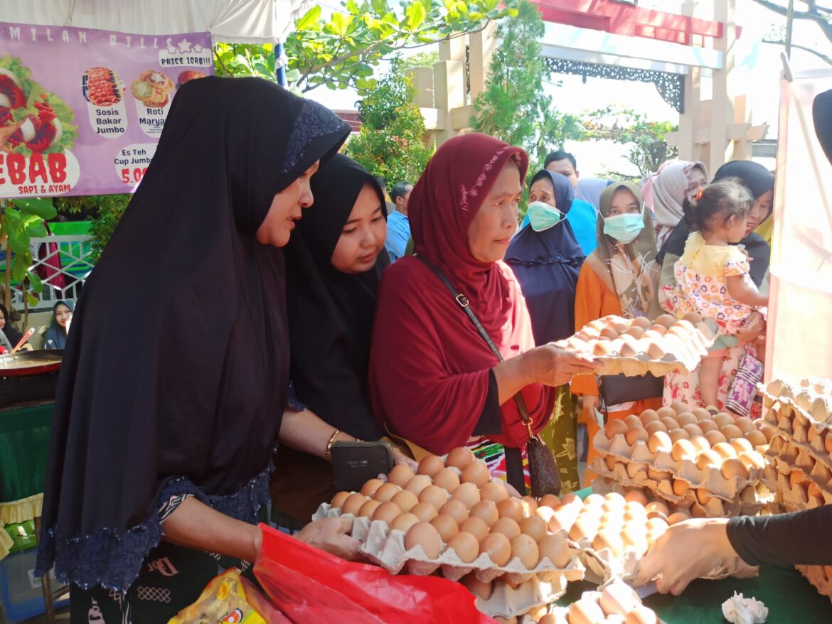 Ibu-ibu menyerbu telur di Pasar Murah yang digelar di Kantor Kecamatan Banjarmasin Selatan.