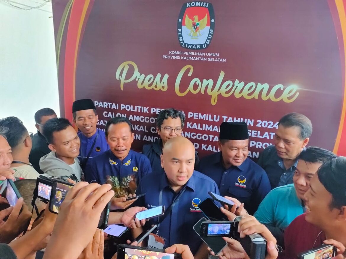 Sekretaris DPW Partai Nasdem Provinsi Kalsel, H Akhmad Rozani Himawan Nugraha, ST bersama pengurus partai menyampaikan keterangan pers usai penyerahan perbaikan berkas bacaleg yang akhirnya diterima KPU Kalsel.(foto : sophan/brt)