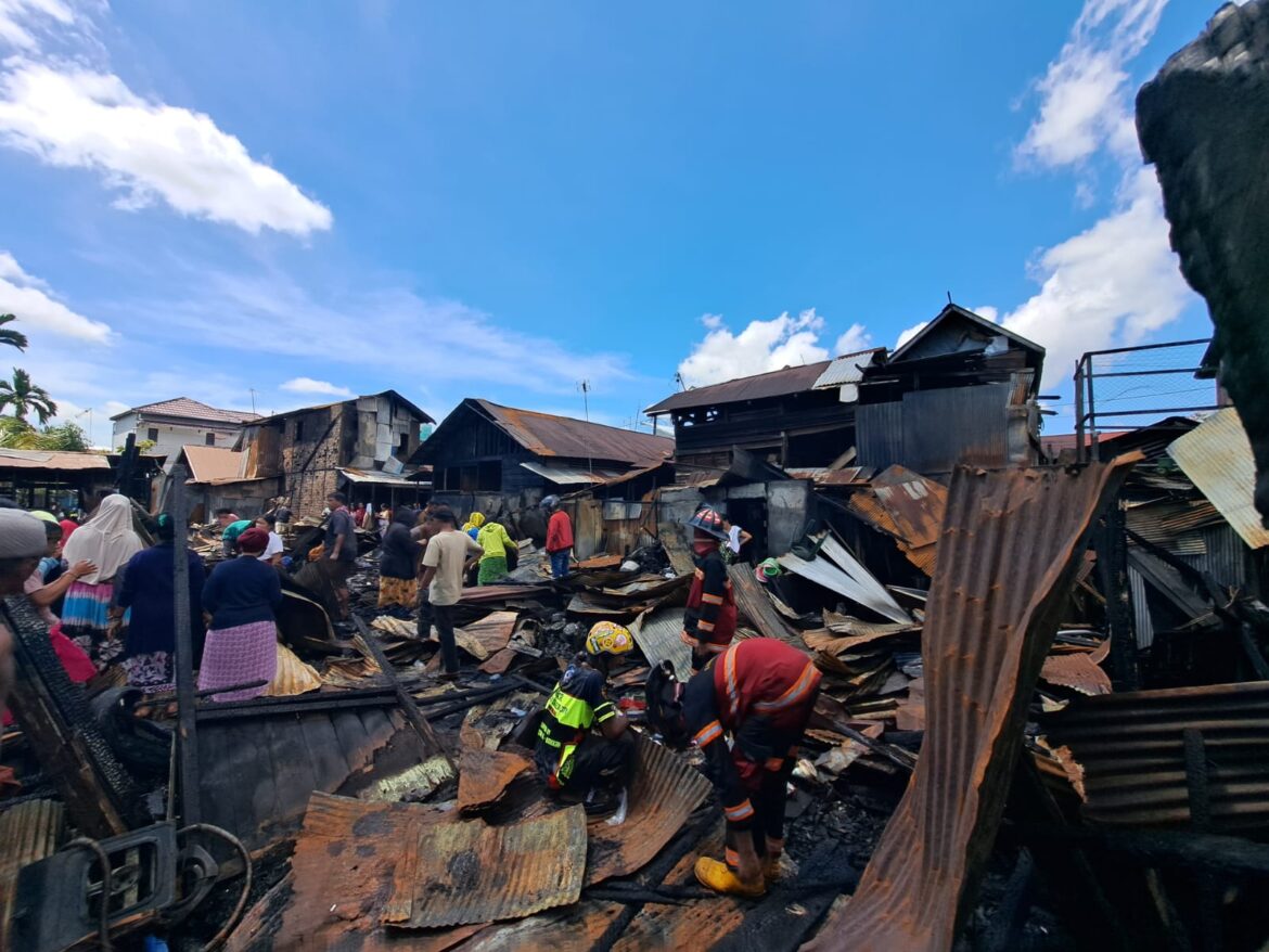 MENCARI SISA-Warga Kampung Gedang Gang Samudin RT 11 tembus Gang Syuhada saat mencari sisa harta benda mereka yang tidak terbakar usai pemadaman dilakukan oleh relawan BPK maupun Damkar se Banjarmasin, Rabu (3/5/2023) pagi pukul 08.45 Wita. (sum/brt)