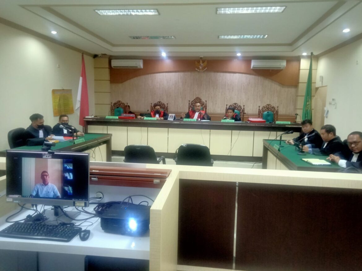 Hairani calo di salah satu bank plat merah mengikuti sidang secara virtual saat mendengarkan tuntutan JPU.