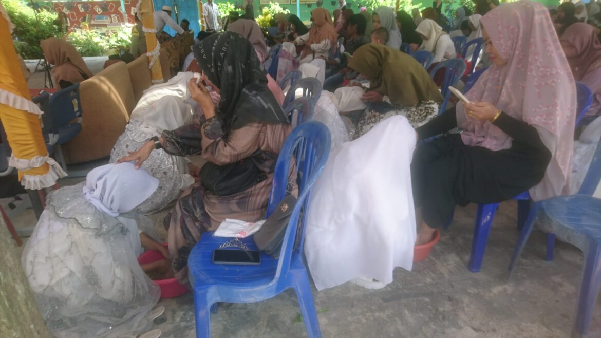 Usai khataman akbar dilanjutkan cuci kaki kepada orang tua, baik dihadiri ibu atau ayah pelajar tersebut.  Tujuannya agar anak terus berbakti dengan orang tua  dapat melanjutkan sekolah, menjadi orang sukses dan berakhlak soleh.(foto : sum/brt)