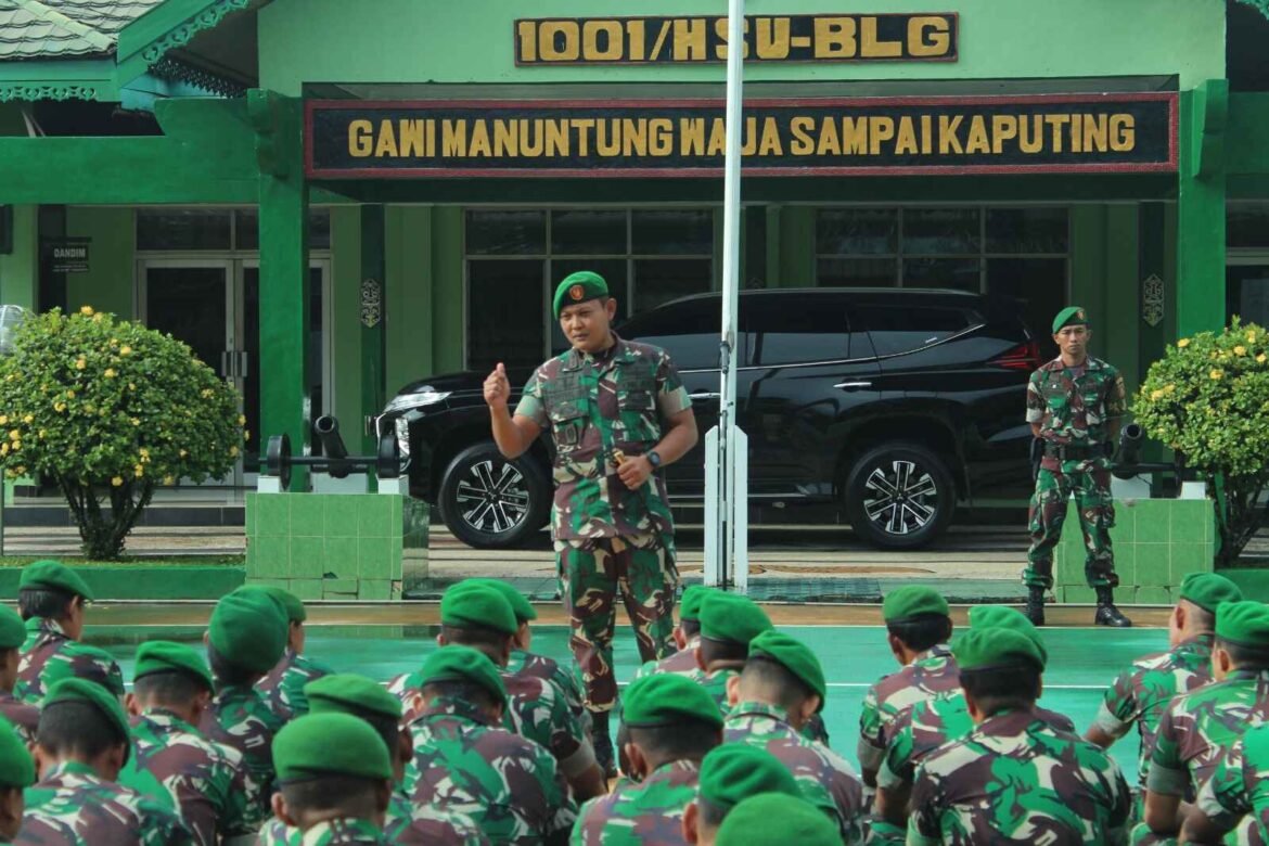 Seluruh anggota Kodim 1001/HSU mengikuti jam komandan oleh Dandim 1001/Hulu Sungai Utara Letkol Inf Dhuwi Hendradjaja, S.Sos.,M.I.Pol (foto:ist)