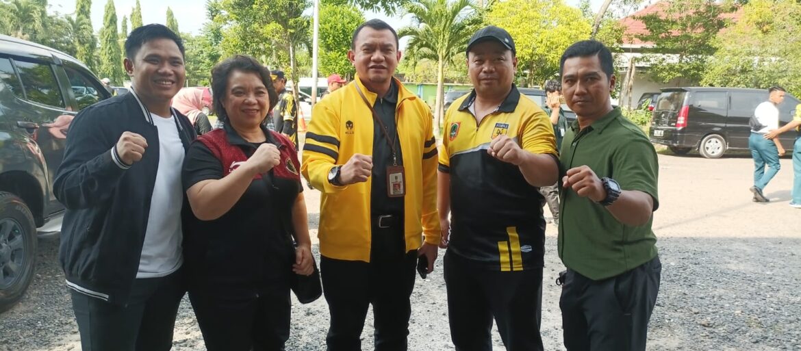 Kadispora Kalsel bersama Sensei Omita Olga Ompi dan pelatih tim karaye Pra PON Kalsel. (foto: Tolah/brt)