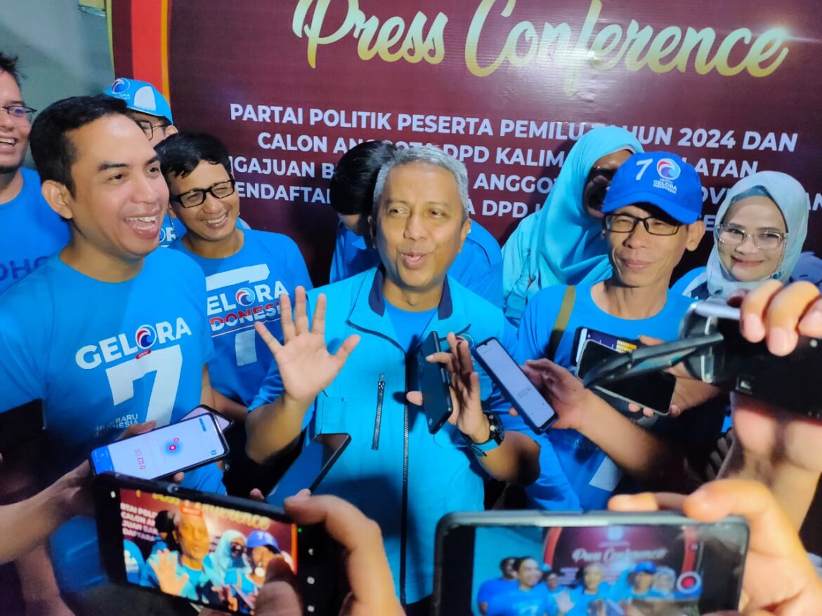 Ketua DPW Partai Gelora Provinsi Kalsel H Riswandi menyampaikan keterangan pers usai penyerahan berkas bacaleg yang diterima KPU Kalsel.(foto : sophan/brt)