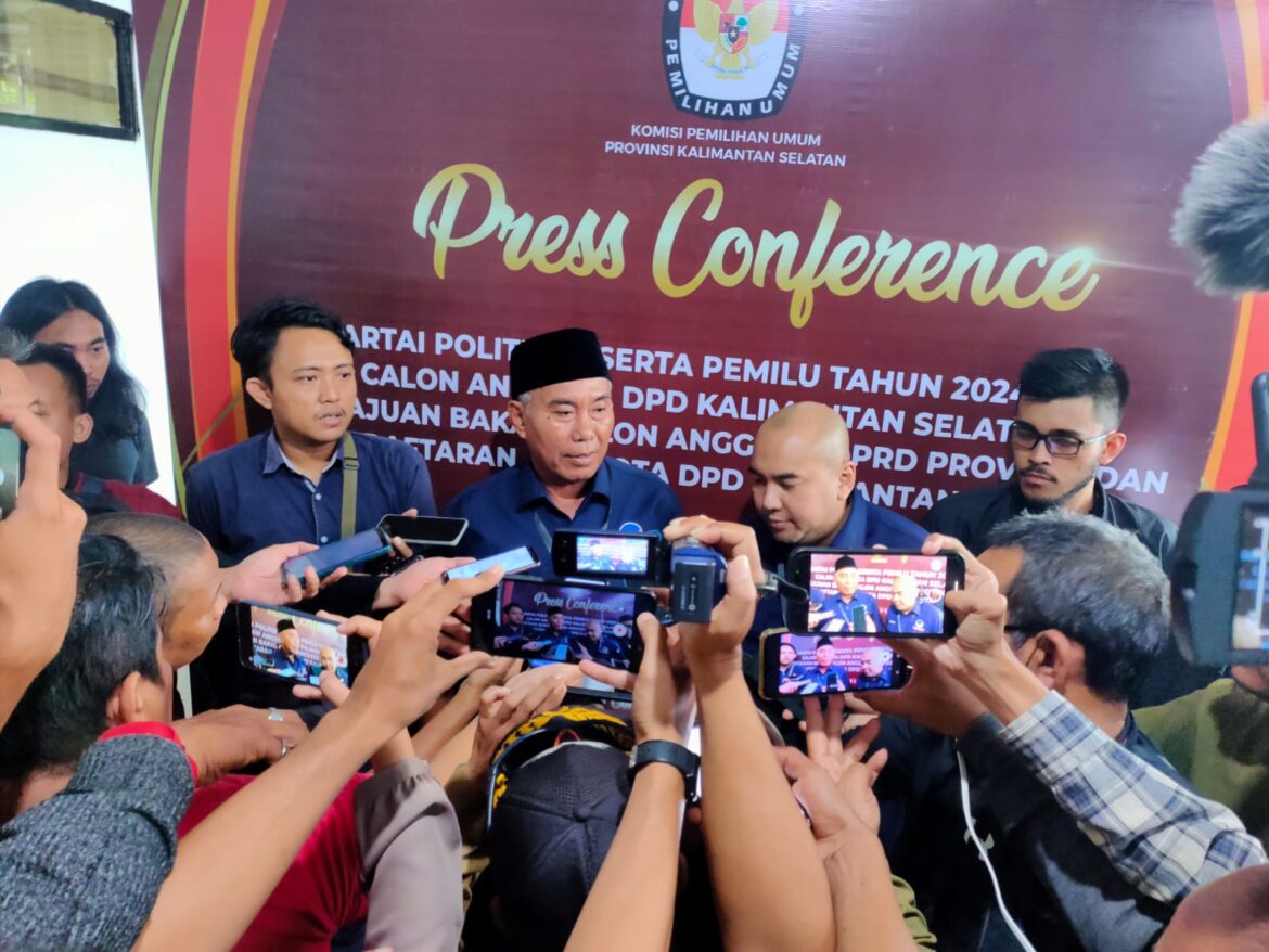 Ketua DPW Partai Nasdem Provinsi Kalsel H Mansyur didampingi Sekretaris H Akhmad Rozani Himawan Nugraha, ST menyampaikan adanya perbaikan berkas pendaftaran caleg.(foto : sophan/brt)