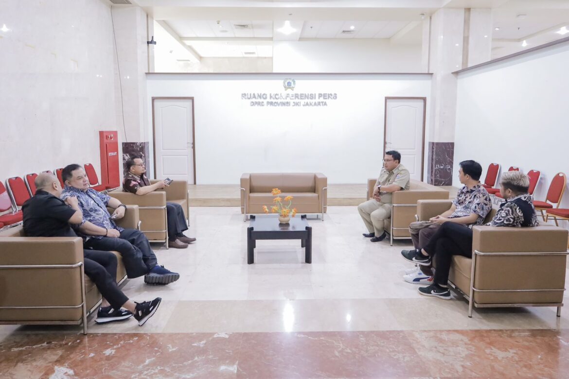 Rombongan Komisi III DPRD Provinsi Kalsel kaji banding pengelolaan sampah saat diterima Kepala Bagian Protokol Sekretariat DPRD Provinsi DKI Jakarta, Agustinus, SE, MM.(foto : humasdprdkalsel)