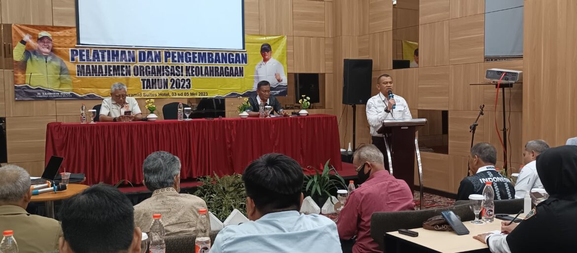 Kadispora Kalsel H Hermansyah saat membuka pelatihan dan pengembangan manajemen organisasi keolahragaan, Rabu (3/5/2023) di Pyramid Suites Hotel Banjarmasin. (foto: Tolah/brt)