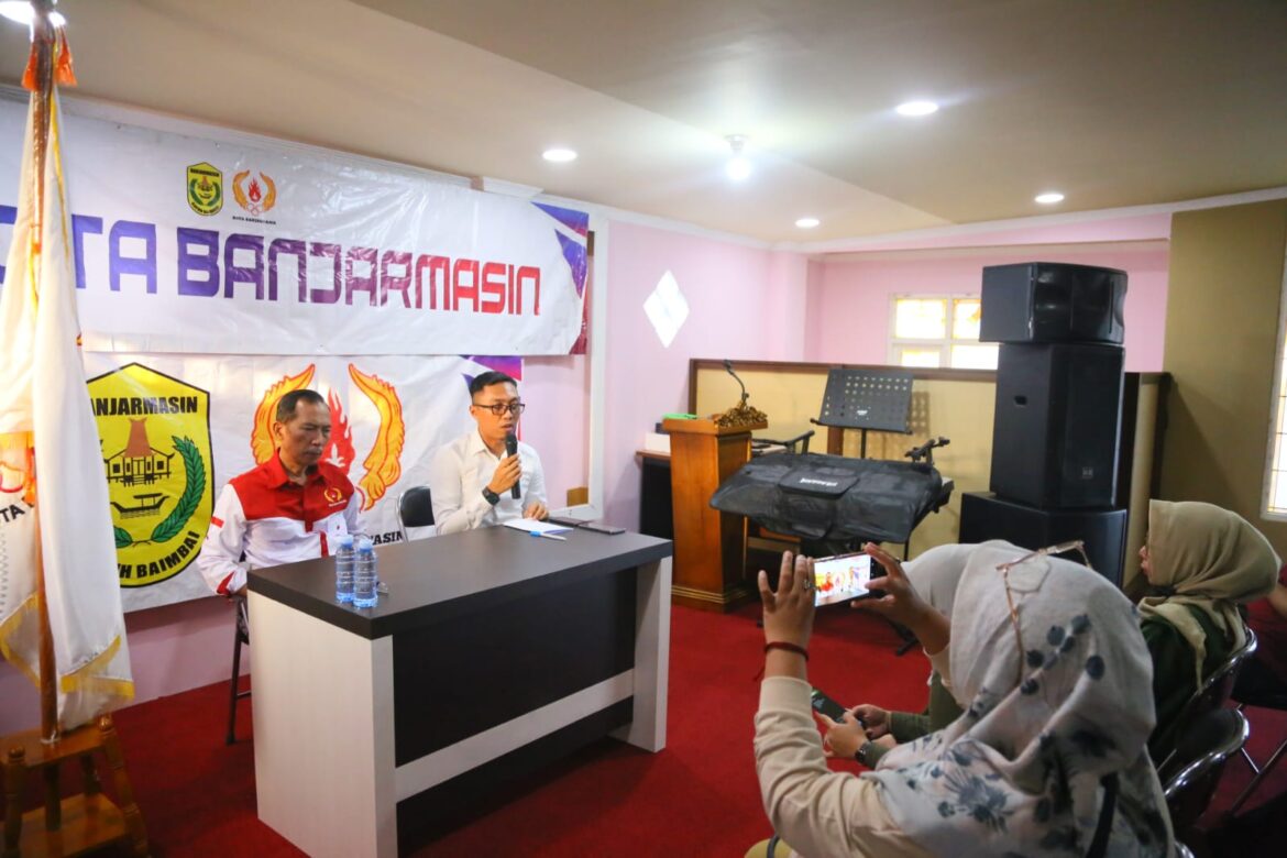 Ketua KONI Banjarmasin Hermansyah didampingi Sekretaris KONI Banjarmasin Arif Rahman Hakim saat konfersi pers, Senin (22/5/2023). (foto: Tolah/brt)