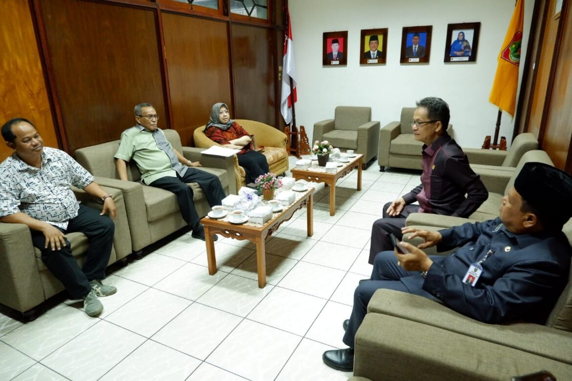 Rombongan Komisi I DPRD Provinsi Kalsel melaksanakan sharing ke DPRD Provinsi Kalteng membahas rancangan perubahan Perpres Nomor 33 Tahun 2020.(foto : humasdprdkalsel)