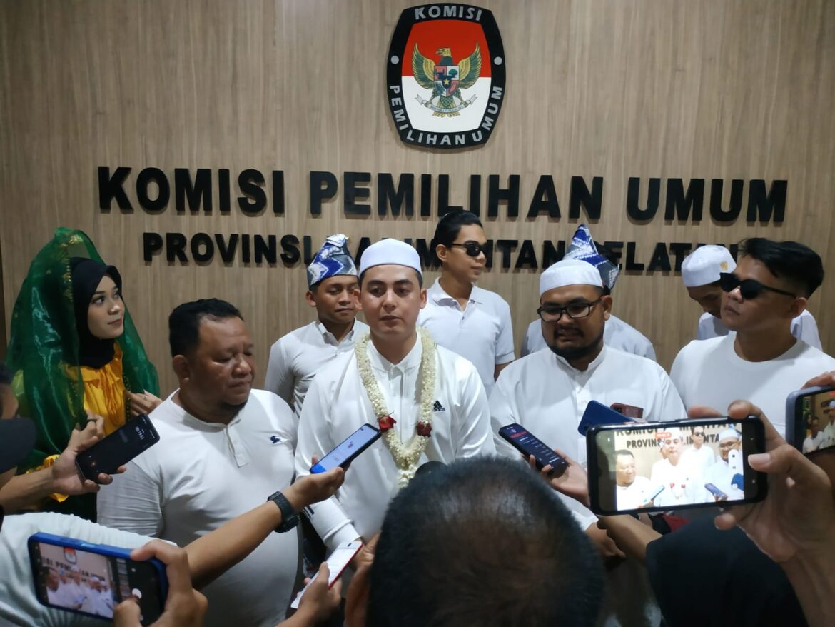 Muhammad Hidayatollah (Dayat EL) usai mendaftar di KPUD Kalsel, didampingi sejumlah timsesnya, termasuk H Muhammad Haris (foto:istimewa)