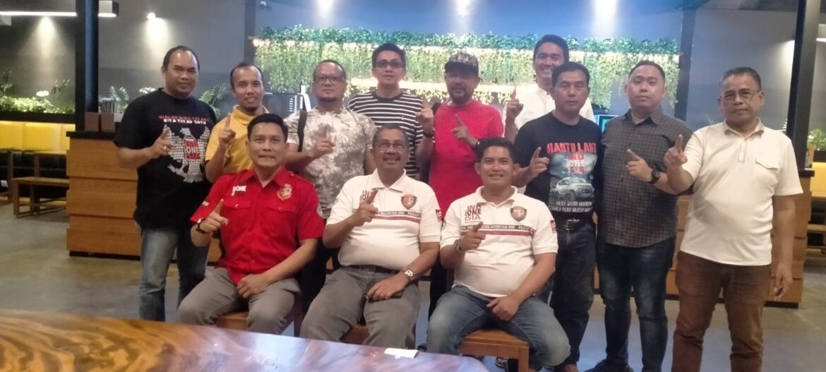 Ketua Umum Pajero Indonesia One Igor Dharma serta Bang Kojek Pengurus Pusat bersama Pengurus Pajero Indonesia One Chapter Antasari (foto: Mercy)