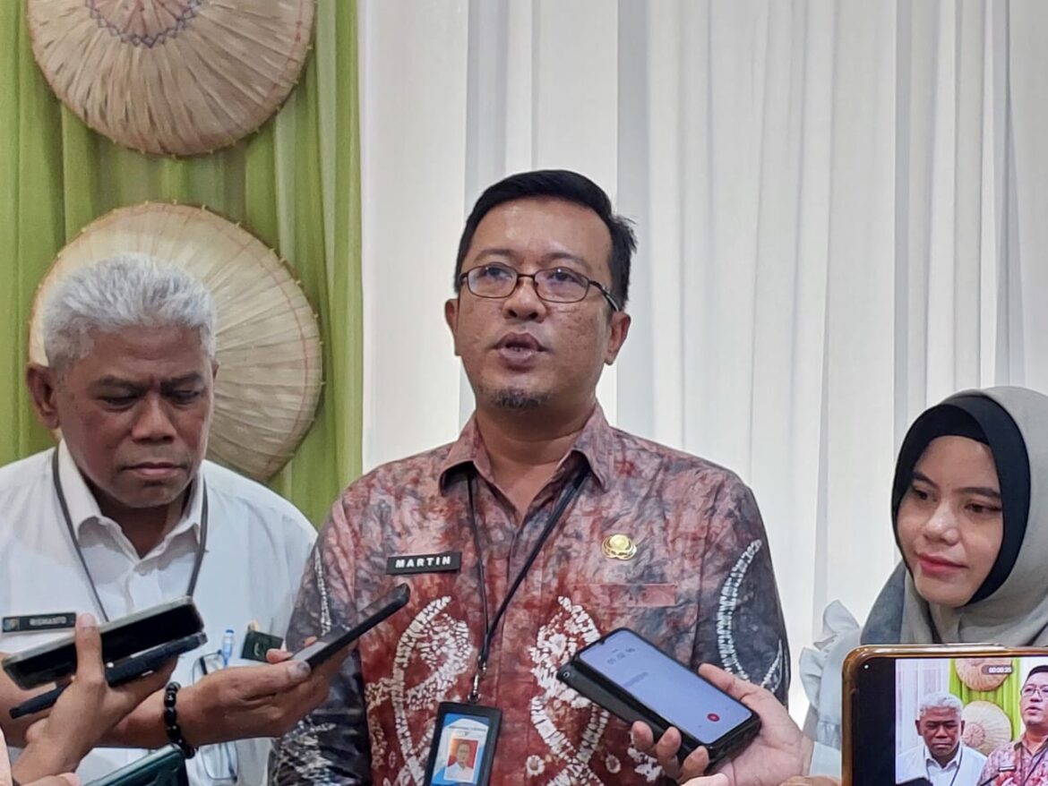 Kepala BPS Provinsi Kalsel Martin Wibisono didampingi Ketua Tim ST2023 Rismanto dan anggota, Husnalia memberikan keterangan kepada media terkait ST2023 di kantornya, Rabu (31/5/2023).(foto : tya/brt)