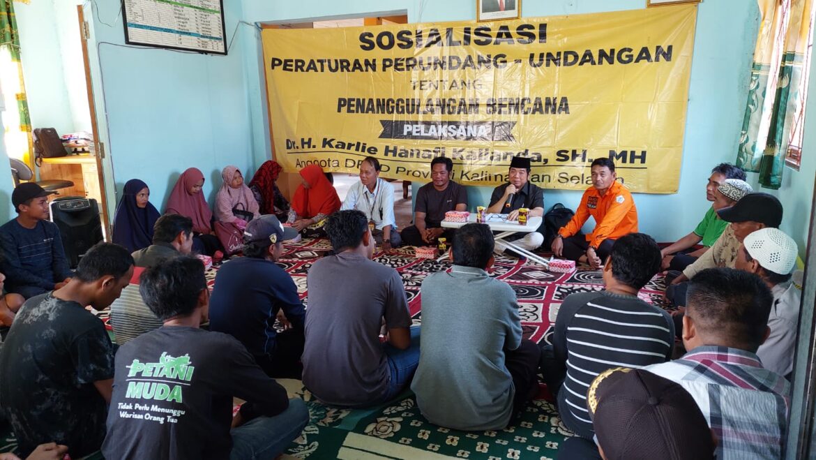 Anggota DPRD Provinsi Kalsel Dr H Karlie Hanafi Kalianda, SH MH melaksanakan kegiatan Sosialisasi Perda Kalsel Nomor 6 Tahun 2017 tentang Penyelenggaraan Penanggulangan Bencana di Kalsel.(foto : ist)