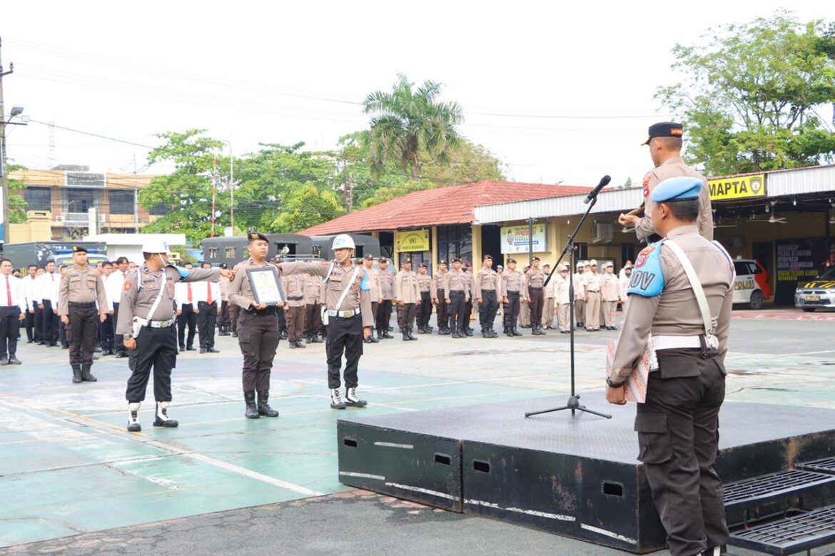 UPACARA PTDH-Bripka ER oknum Bamapta Polresta Banjarmasin tidaj hadir saat upacara PTDH ya g dipimpin Kapolresta Banjarmasin Kombes Pol Sabana Atmojo Martosumito, Senin (8/5'2023) pagi. (foto:ist)