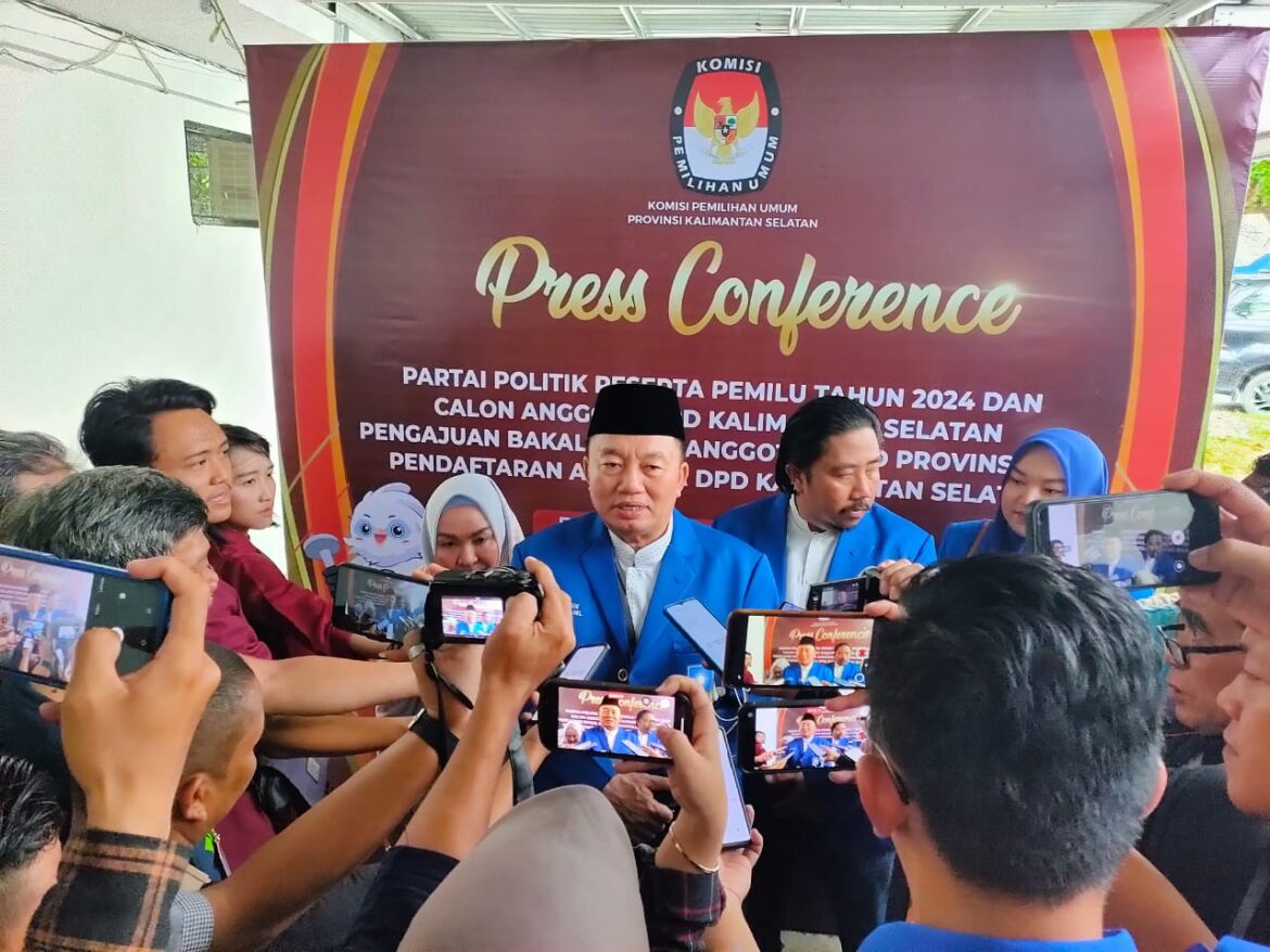 Ketua DPW PAN Provinsi Kalsel H Muhidin didampingi isteri dan anak serta pengurus menyampaikan keterangan pers usai penyerahan berkas bacaleg ke KPU Kalsel.(foto : sophan/brt)