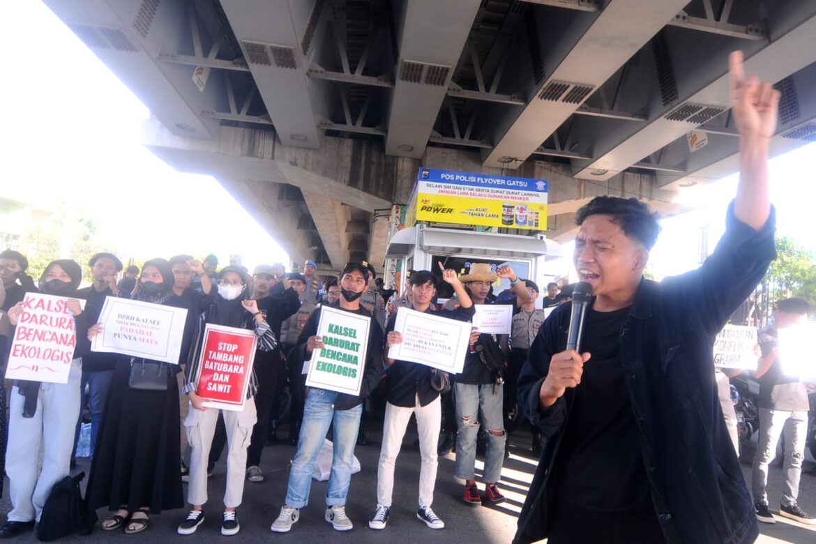 RATUSAN mahasiswa yang menamakan diri Rakyat Kalimantan Selatan, menggelar demonstrasi dan membentangkan spanduk dalam peringatan Hari Buruh Internasional atau May Day di fly over, Banjarmasin, Senin (1/5/2023). (foto : Iman Satria)