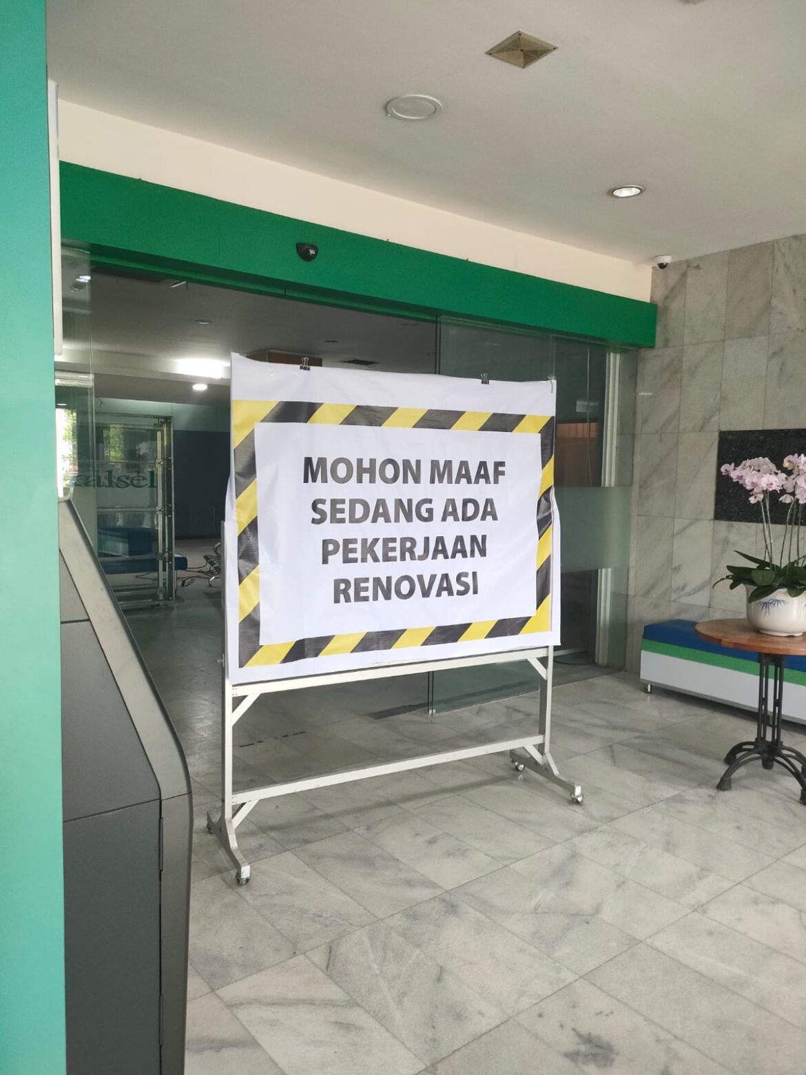Meski direnovasi, namun pelayanan Bank Kalsel ke nasabah tetap lancar (foto:ist)