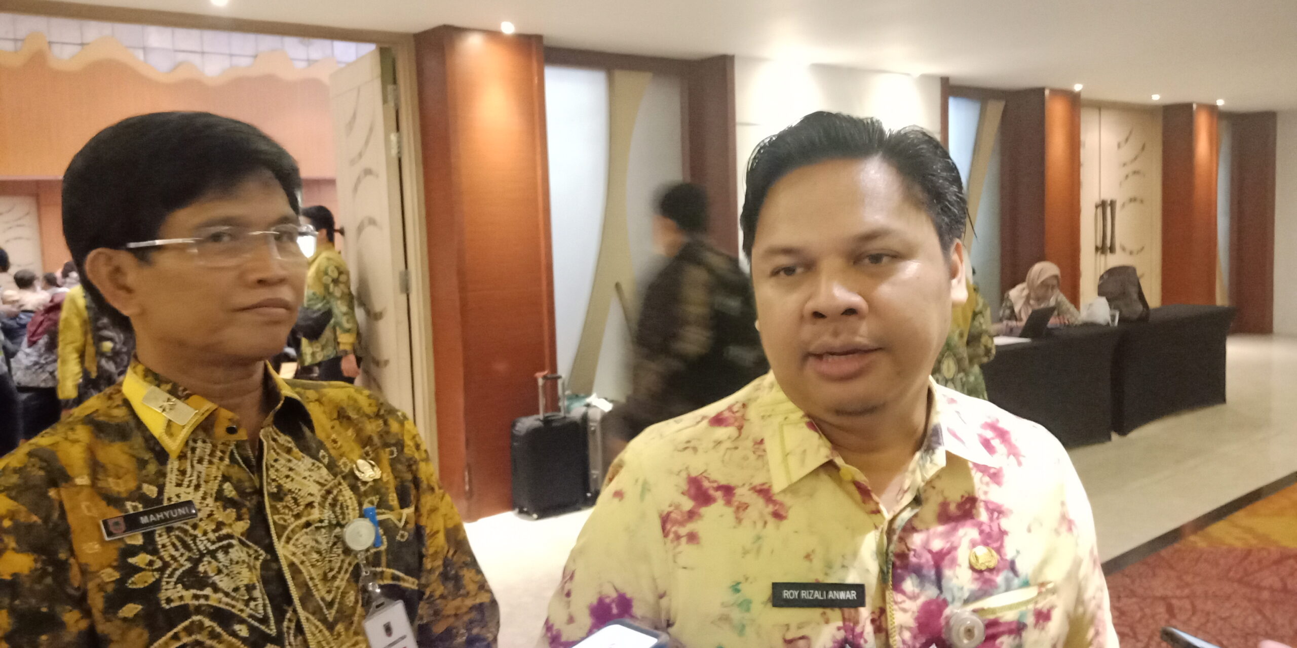 Sekdaprov Kalsel Roy Rizali Anwar didampingi Kepala Dinas Perindustrian Kalsel Mahyuni usai pembukaan Rakornas (foto:afdi)
