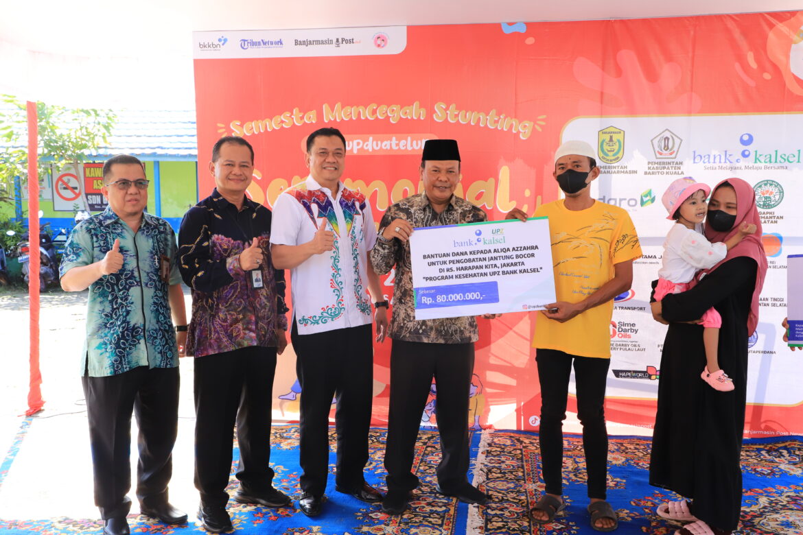Pj. Bupati Barito Kuala, H. Mujiyat bersama Direktur Kepatuhan, IGK. Prasetya, Direktur UPZ Bank Kalsel, M. Fajri Muhtadi, Kepala Divisi Sekretaris Perusahaan, Suriadi (foto:bank kalsel)