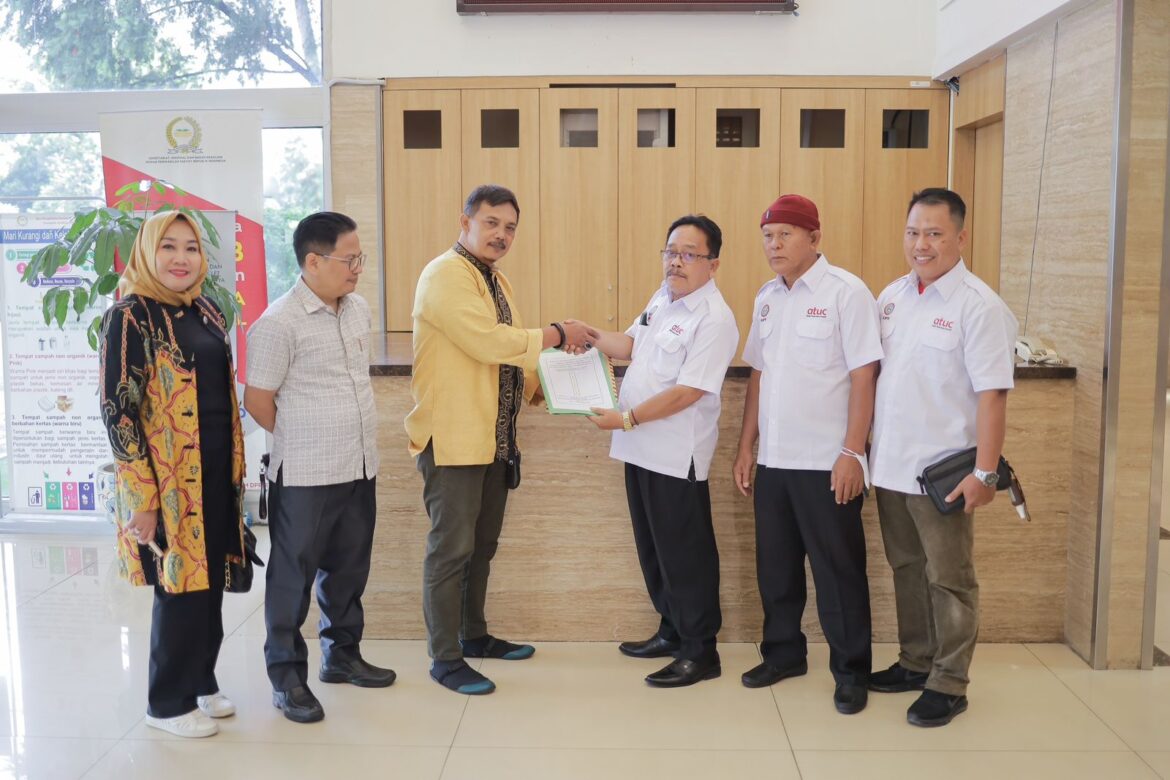 Sumarlan, SH perwakilan Federasi SPSI Kalsel saat menyerahkan aspirasi penolakan Perppu Nomor 2 Tahun 2022 tentang Ciptaker kepada pihak Sekretariat Jendral DPR RI di Jakarta disaksikan anggota DPRD Provinsi Kalsel.(foto : humasdprdkalsel)
