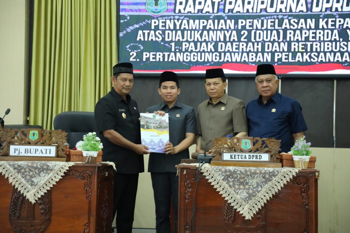 Pj Bupati HSU Raden Suria Fadliansyah menyampaikan dua buah raperda kepada DPRD Kabupaten HSU di Ruang Rapat Paripurna.(foto : marfai/brt)