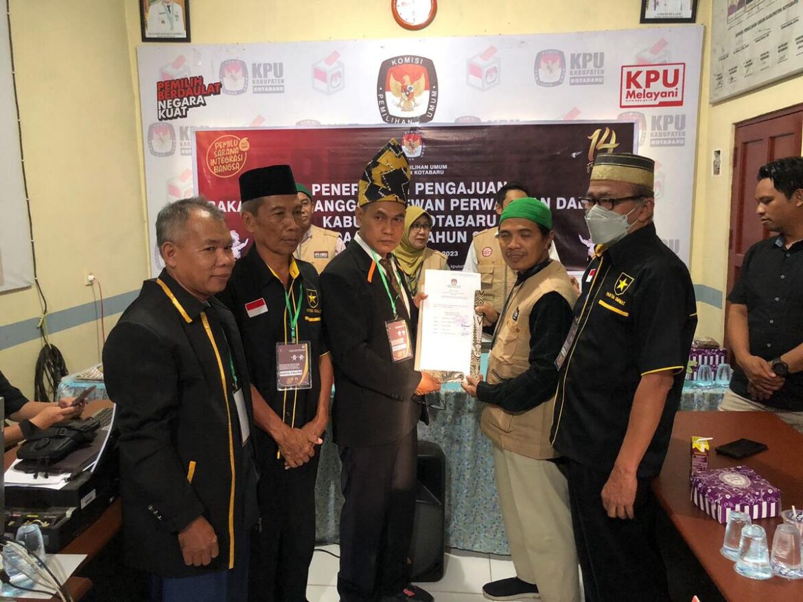 KETUA DPD Partai Ummat Kabupaten Kotabaru H Genta Kusan SM didampingi Sekretaris Dr. Muhammad Jahri S.Sos, M.Si dan jajaran pengurus lainnya saat menyerahkan berkas pendaftaran bacaleg ke KPU setempat, pada 14 Mei lalu.(foto: ist)